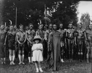אליס שלדון הילדה בחברת בני שבט הקיקויו